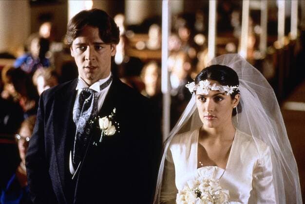Russell Crowe & Salma Hayek Characters: Steve, Monica Film: Breaking Up (1996) Director: Robert Greenwald 17 October 1997  Copyright: MaryxEvansxAFxArchivexWarnerxBros. 12553214 editorial use only