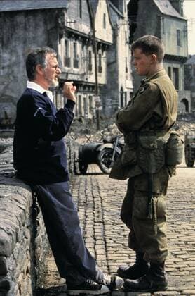73. Berlinale, Steven Spielberg erhält den Goldenen Ehrenbären für sein Lebenswerk Steven Spielberg & Matt Damon Characters: & Pvt. James Francis Ryan Film: Saving Private Ryan (USA 1998) Director: Steven Spielberg 21 July 1998  Copyright: MaryxEvansxAFxArchivexDreamworks 12561188 editorial use only
