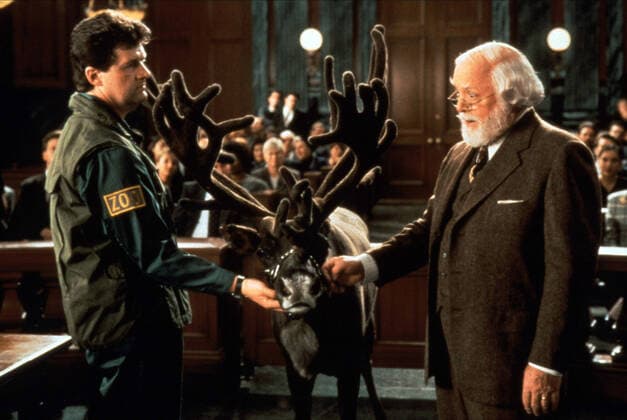 Reindeer & Richard Attenborough Characters: Kris Kringle Film: Miracle On 34th Street (1994) Director: Les Mayfield 18 November 1994  Copyright: MaryxEvansxAFxArchivex20thxCenturyxFox 12571877 editorial use only