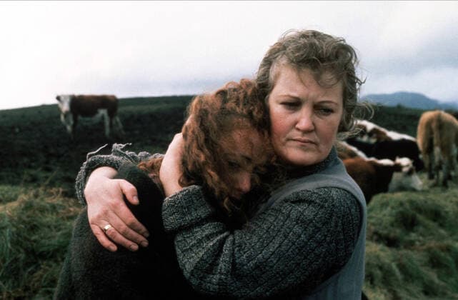 Brenda Fricker Characters: Maggie McCabe Film: The Field (1990) Director: Jim Sheridan 13 September 1990 Das Feld (The Field, Irland 1990, Regie: Jim Sheridan, nach einem Theaterst?©ck von John B. Keane) Brenda Fricker, re. Frau tr?astet Frau, location: Irland WICHTIG: Nutzung nur bei Filmtitelnennung und oder in Zusammenhang mit Berichterstattung ?©ber diesen Film --- IMPORTANT: To be used solely for coverage of this specific motion picture tv programme  Copyright: MaryxEvansxAFxArchivexWarnerxBro 12572733 editorial use only