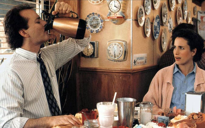 Bill Murray & Andie Macdowell Characters: Phil Connors, Rita Film: Groundhog Day (1994) Director: Harold Ramis 12 February 1993 ...und tÔÇ?glich gr?©?t das Murmeltier (Groundhog Day, USA 1993, Regie: Harold Ramis) Bill Murray, Andie MacDowell gr?©sst, Mann, Frau, aus Thermoskanne trinken, fr?©hst?©cken, Fr?©hst?©ck, Uhren an Wand, Wanduhr, Uhr, Zeit, Zeitmesser ------- WICHTIG: Nutzung nur redaktionell mit Filmtitelnennung bzw. Berichterstattung ?©ber diesen Film. Buch- und Kalendernutzungen nur nach Absprache. --- IMPORTANT: To be used solely for editorial coverage of this specific motion picture tv programme.  Copyright: MaryxEvansxAFxArchivexColumbia 12572887 editorial use only
