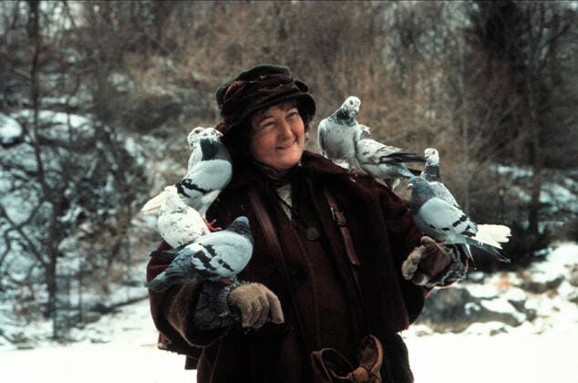 Brenda Fricker Characters: Bird Lady Film: Home Alone 2: Lost In New York (USA 1992) Director: Chris Columbus 15 November 1992 Kevin - Allein in New York (Home Alone 2: Lost in New York, USA 1991, Regie: Chris Columbus) Brenda Fricker alte Frau in Central Park, Winter, Schnee, Mantel, Hut, Tauben auf Armen sitzen; II, two -------WICHTIG: Nutzung nur redaktionell mit Filmtitelnennung bzw. Berichterstattung ??ber diesen Film. Buch- und Kalendernutzung nur nach Absprache. ------IMPORTANT: To be used solely for editorial coverage of this specific motion picture TV programme. RTG16  Copyright: MaryxEvansxAFxArchivex20thxCenturyxFox 12572894 editorial use only