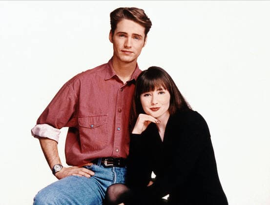 Jason Priestley & Shannen Doherty Characters: BRANDON WALSH, BRENDA WASH Television: Beverly Hills, 90210 (TV-Serie) Usa 1990û2000, 04 October 1990 Beverly Hills, 90210 (Beverly Hills, 90210, TV-Serie, USA 1990-2000) Jason Priestley, Shannon Doherty Fernsehserie, tv series, television, Studioaufnahme ------- WICHTIG: Nutzung nur bei Filmtitelnennung und oder in Zusammenhang mit Berichterstattung ??ber diesen Film --- IMPORTANT: To be used solely for coverage of this specific motion picture tv programme  Copyright: MaryxEvansxAFxArchivexSpellingxTelevision 12572943 editorial use only