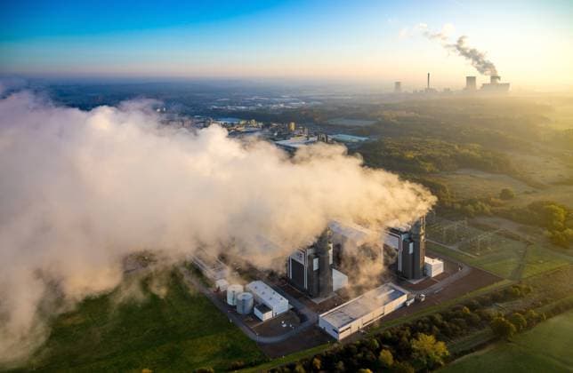 IMAGO Nature: Unsere Erde, Energiequellen, Kohlekraftwerke IMAGO Nature: Unsere Erde, Umweltverträgliche Herausforderungen, Kohlendioxid Luftbild, Gasturbinen-Kraftwerk, GUD, Trianel , Emmission, Kühlabluft, Kohlekraftwerk Westfalen der RWE, Morgenimpression, Gegenlich mit blauem Himmel und Kraftwerksqualm, Kühlturm, Hamm, Ruhrgebiet, Nordrhein-Westfalen, Deutschland !ACHTUNGxMINDESTHONORARx60xEURO! *** Aerial view, gas turbine power plant, GUD, Trianel, emissions, cooling exhaust air, RWEs Westfalen coal-fired power plant, morning impression, back light with blue sky and power plant smoke, cooling tower, Hamm, Ruhrgebiet, Nordrhein Westfalen, Germany ACHTUNGxMINDESTHONORARx60xEURO