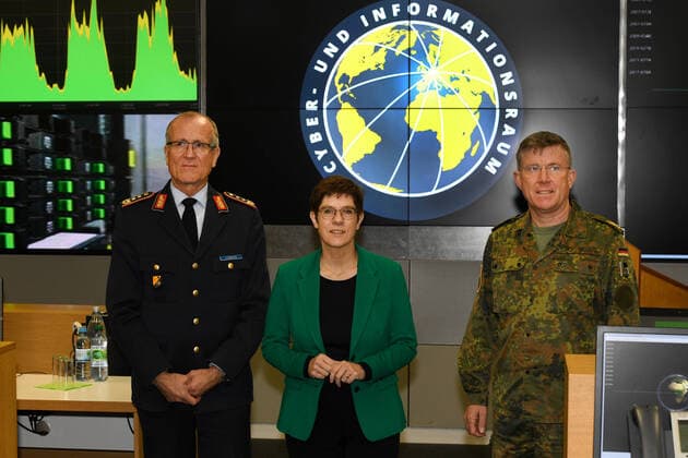 News Bilder des Tages Deutschland, Rheinbach, 04.11.2019 Verteidigungsministerin besucht Cybertruppe der Bundeswehr Foto: v.l.n.r.: Generalleutnant Ludwig Leinhos, Inspekteur Cyber- und Informationsraum, Verteidigungsministerin Annegret Kramp-Karrenbauer und Brigadegeneral Ralf Hoffmann, Kommandeur Betriebszentrum IT-System der Bundeswehr, in der Network Operations Center Basis Inland (NOC B1) Verteidigungsministerin besucht Cybertruppe der Bundeswehr