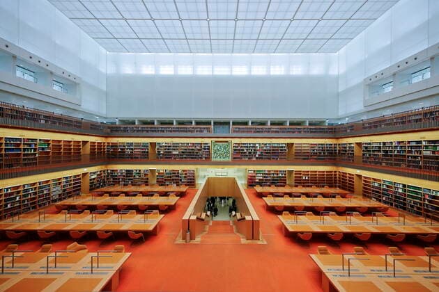 04.11.2019, Berlin, Deutschland - Schluesseluebergabe und Pressevorbesichtigung anlaesslich der Fertigstellung der Generalsanierung der Staatsbibliothek Unter den Linden in Berlin. Foto: Blick in den Lesesaal der Staatsbibliothek. *** 04 11 2019, Berlin, Germany Key handover and press preview on the occasion of the completion of the general renovation of the Staatsbibliothek Unter den Linden in Berlin Photo View into the reading room of the Staatsbibliothek