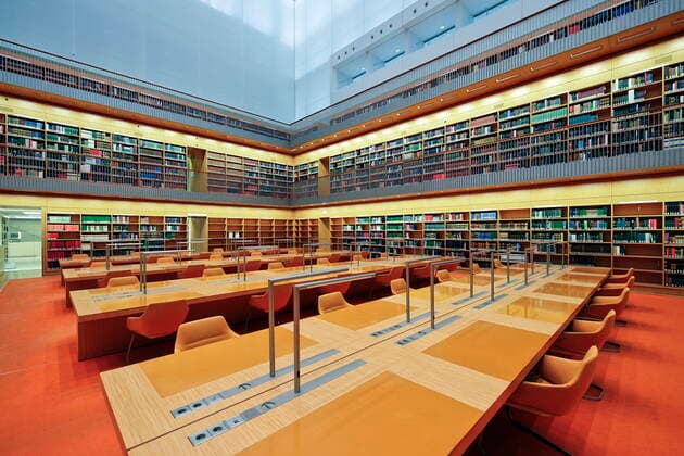 04.11.2019, Berlin, Deutschland - Schluesseluebergabe und Pressevorbesichtigung anlaesslich der Fertigstellung der Generalsanierung der Staatsbibliothek Unter den Linden in Berlin. Foto: Blick in den Lesesaal der Staatsbibliothek. *** 04 11 2019, Berlin, Germany Key handover and press preview on the occasion of the completion of the general renovation of the Staatsbibliothek Unter den Linden in Berlin Photo View into the reading room of the Staatsbibliothek