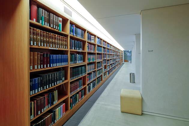 04.11.2019, Berlin, Deutschland - Schluesseluebergabe und Pressevorbesichtigung anlaesslich der Fertigstellung der Generalsanierung der Staatsbibliothek Unter den Linden in Berlin. Foto: Buecherregale und Leseplaetze in der Staatsbibliothek. *** 04 11 2019, Berlin, Germany Key handover and press preview on the occasion of the completion of the general renovation of the State Library Unter den Linden in Berlin Photo Book shelves and reading places in the State Library