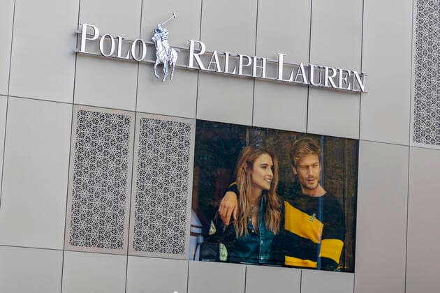 DEU, Deutschland, Baden-Württemberg, Metzingen, 02.11.2019: Unter dem Begriff Outletcity Metzingen haben sich mehr als 80 Premium- und Luxusmarken zusammengeschlossen. Der Schwerpunkt des Angebotes liegt dabei auf Kleidung. Verwaltet wird die Outletcity Metzingen von der Holy AG. Metzingen ist der erste und einer der größten Outlet-Standorte Deutschlands. Die Kleinstadt wird deshalb häufig auch als Hauptstadt des Fabrikverkaufs oder Mekka für Schnäppchenjäger bezeichnet.