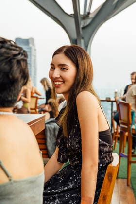 IMAGO Creative, Jahreszeit Sommer, Sommer in der Stadt Woman Smiles at Other Woman Thailand, Bangkok, Bangkok CR_JABUWS190924B-201203-01