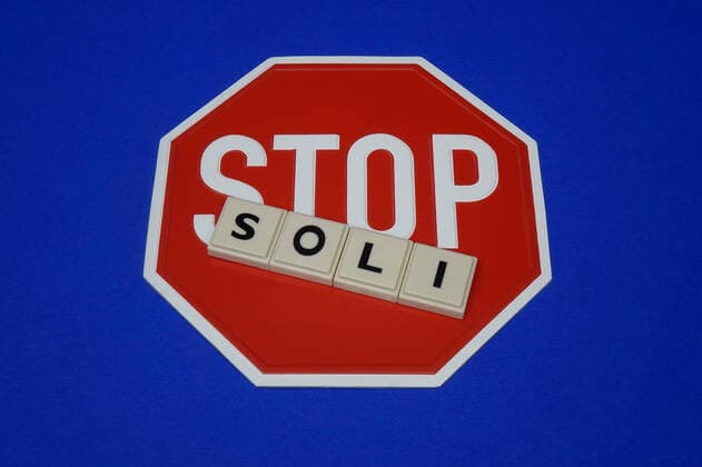 Stopschild und Soli Stopschild und Soli, 02.11.2019, Borkwalde, Brandenburg, Auf einem Stopschild liegen Buchstabensteine mit dem Wort Soli. *** Stopschild und Soli Stopschild und Soli, 02 11 2019, Borkwalde, Brandenburg, Germany, Letterstones with the word Soli lie on a stopschild
