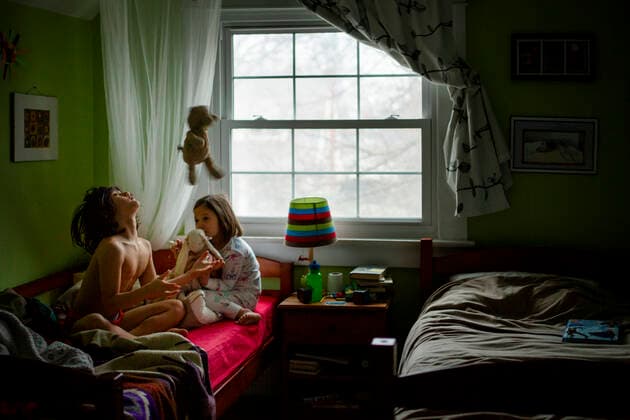 IMAGO Creative, Jahreszeit Herbst, Ferien Two children in pajamas play with stuffed animals in a bedroom United States, Ohio, Columbus CR_RETI190924-153252-01
