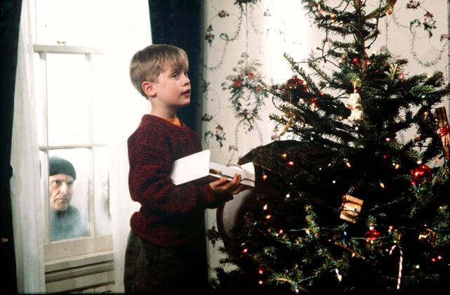 Joe Pesci & Macaulay Culkin Characters: Harry, Kevin McCallister Film: Home Alone (USA 1990) Director: Chris Columbus 10 November 1990  Copyright: MaryxEvansxAFxArchivex20thxCenturyxFox 12586060 editorial use only