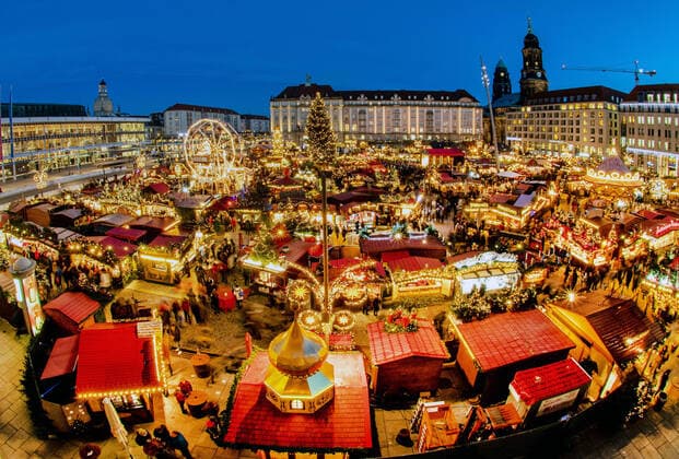GER Sachsen Dresden - Weihnachtsmaerkte in Dresden hier der 584. Striezelmarkt auf dem Altmarkt in der Blauen Stunde Buden mit vielen saechsischen Produkten Lichterglanz Riesenpyramide Weihnachtstanne Kreuzkirche und Touristen aus ganz Deutschland und Europa besichtigen einen der ältesten Weihnachtsmärkte Deutschlands 05.12.2018 051218 dresden sachsen *** GER Sachsen Dresden Christmas markets in Dresden here the 584 Striezelmarkt on the Altmarkt in der Blaue Stunde booths with many Saxon products bright lights giant pyramid Christmas tree Kreuzkirche and tourists from all over Germany and Europe visit one of the oldest Christmas markets in Germany 05 12 2018 051218 dresden sachsen