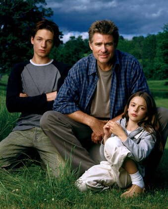 Gregory Smith, Treat Williams & Vivien Cardone Television: Everwood; Our New Life In Everwood (TV-Serie) Usa 2002-2006, 16 September 2002  Copyright: MaryxEvansxAFxArchivexWarnerxBros.xTv 12602101 editorial use only