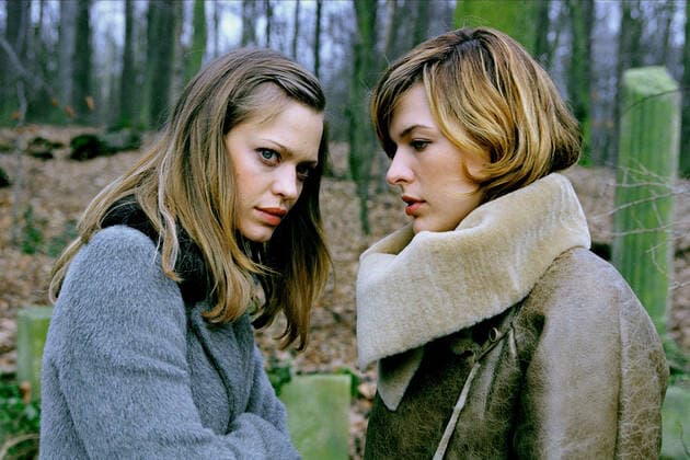 Heike Makatsch & Milla Jovovich Characters: Dr. Lisa Addison & Alice Film: Resident Evil (USA UK GER FR 2002) Director: Paul W. S. Anderson 12 March 2002  Copyright: MaryxEvansxAFxArchivexConstantinxFilm 12620064 editorial use only