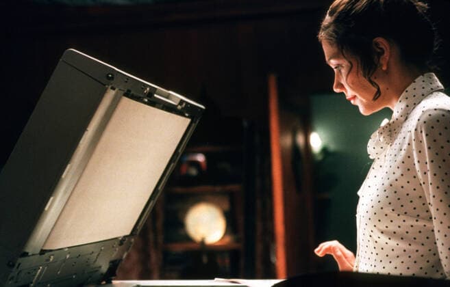 Maggie Gyllenhaal Characters: Lee Holloway Film: Secretary (USA 2002) Director: Steven Shainberg 11 January 2002  Copyright: MaryxEvansxAFxArchivexDoublexAxFilms 12621794 editorial use only