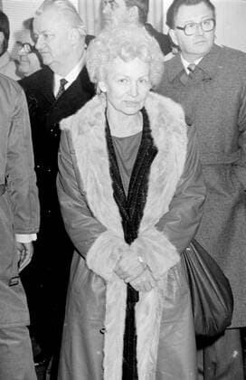 Geschichte 1988 Halle an der Saale Messehalle Peißnitz, Ausstellung HfIF, Burg Giebichenstein Thema Spielmittel Rundgang mit Margot Honecker sie war von 1963 bis 1989 Ministerin für Volksbildung der DDR. Halle Saale Sachsen-Anhalt Deutschland *** History 1988 Halle an der Saale Messehalle Peißnitz, Exhibition HfIF, Burg Giebichenstein Theme Play Equipment Tour with Margot Honecker from 1963 to 1989 she was Minister for National Education of the GDR Halle Saale Sachsen Anhalt Germany