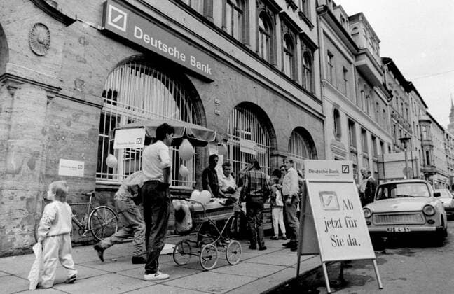 Geschichte 1990 Juli die Währungsumstellung DDR-Mark gegen D-Mark. Überall errichten die Westdeutschen Banken ihre Zweigstellen die Commerzbank, Deutsche Bank, Volksbank sowie die Dresdner Bank hier am Leipziger Turm. Am 1. Juli 1990 wurde in der DDR die D-Mark eingeführt. Um die Geldumstellung schnell bewältigen zu können, richteten die Bankhäuser der Bundesrepublik provisorische Filialen ein. Halle Saale Sachsen-Anhalt Deutschland *** History 1990 July the currency changeover GDR Mark vs. D Mark West German banks set up their branches Commerzbank, Deutsche Bank, Volksbank and Dresdner Bank everywhere here at the Leipzig Tower On 1 July 1990 the D Mark was introduced in the GDR In order to be able to cope quickly with the money changeover, the banks of the Federal Republic of Germany set up provisional branches in Halle Saale Sachsen An