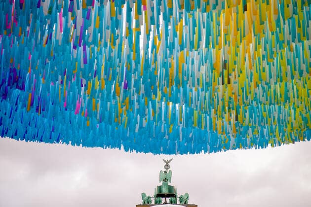 Bilder des Jahres 2019, News 11 November News Themen der Woche KW45 News Bilder des Tages November 5, 2019: The Quadriga on top of Brandenburg Gate can be seen behind the Visions in motion Art installation. As part of a major art campaign to mark the 30th anniversary of the fall of the Berlin Wall, 30,000 messages float above Straße des 17. Juni. - ZUMAs172 20191105_zap_s172_002 Copyright: xJanxScheunertx