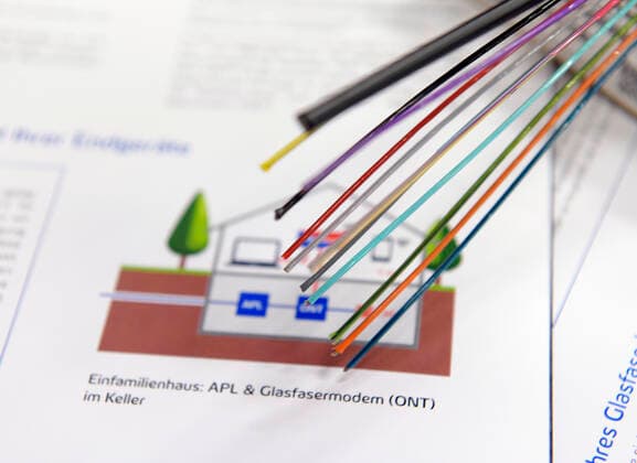 13.08.2019, LEW-Glasfaser FTTH-Ausbau Infoabend, in Jengen bei Buchloe. Ein Kabelpaket mit den Glasfaserkabelsträngen, die in die Häuser und Wohnungen verlegt werden liegt zur Info auf dem Tisch. 13.08.2019, LEW-Glasfaser FTTH-Ausbau Infoabend 13.08.2019, LEW-Glasfaser FTTH-Ausbau Infoabend