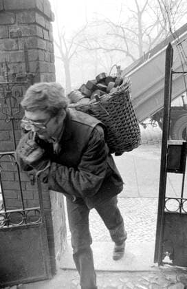 Geschichte 1991 Bekannt im DDR-Leben Die Kohlemänner . Kohlenmänner, die zwar immer seltener wurden, die die Briketts nicht nur vor die Haustüren kippten, sondern sie in Körben über oft enge Gänge in die Keller brachten. Die Leute machten über Jahre einen Knochenjob sie hatten zwar keinen besonders guten Ruf, oft etwas derb in ihrer Art, aber sie wurden vor allem schon in der Tür erwartet wenn es kalt wurde. Man bestellte im Kohlehandel für Winterjalbjahr 20, 25 Zentner und mehr je nach Wohnungsgröße und Öfen. Halle Saale Sachsen-Anhalt Deutschland *** History 1991 Known in GDR life The coal men The coal men The coal men, who became more and more rare, who not only tilted the briquettes in front of the front doors, but brought them in baskets over often narrow corridors into the cellars The people did a bone job over years They did no