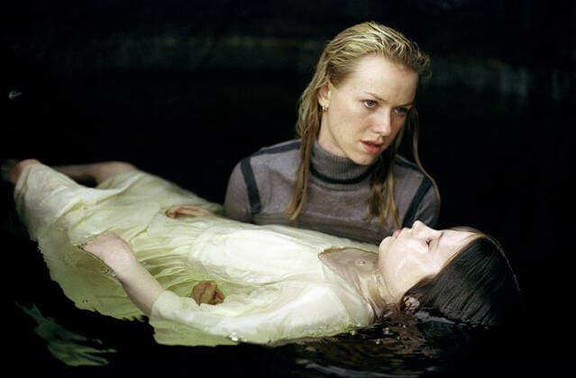 Naomi Watts & Daveigh Chase Characters: Rachel Keller & Samara Morgan Film: The Ring (USA JP 2002) Director: Gore Verbinski 02 October 2002  Copyright: MaryxEvansxAFxArchivexDreamworks 12632886 editorial use only