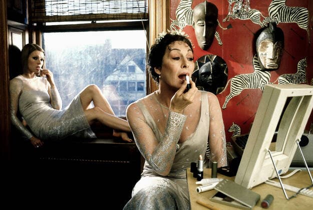 Gwyneth Paltrow & Anjelica Huston Characters: Margot Tenenbaum & Etheline Tenenbaum Film: The Royal Tenenbaums (USA 2001) Director: Wes Anderson 05 October 2001  Copyright: MaryxEvansxAFxArchivexTouchstone 12633077 editorial use only