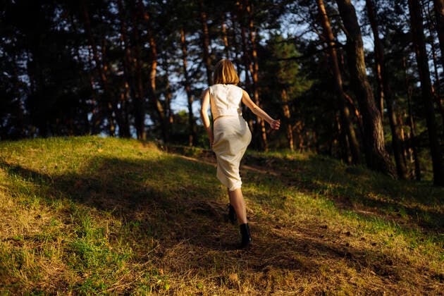 IMAGO Creative, Lifestyle, Tik Tok-Trend thatgirl woman runs in the forest back view Belarus, Brest Region, Brest CR_ALLI191014-155182-01