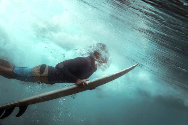 IMAGO Creative: Ruhe im Chaos Surfer, underwater view Indonesia, West Nusa Tenggara CR_KOTRIN191008Q-207383-01