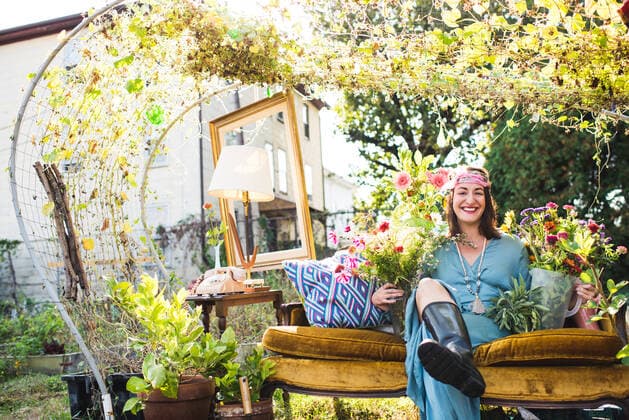 IMAGO Creative, Lifestyle, Frühling in der Stadt happy woman outdoors looking at camera United States, Connecticut, Bridgeport CR_KRMI191011-216871-01
