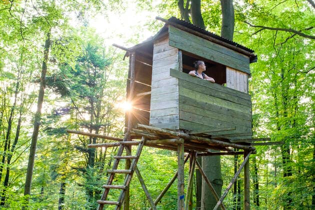 IMAGO Creative, Leben im Bamhaus Woman in hunting stand, looking out at forest. Germany, Rhineland-Palatinate, Annweiler CR_NWDK191001C-204473-01