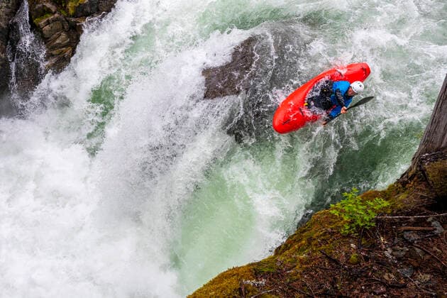 A white water kayaker paddles down the Cheakamus River in Whistler. Canada, British Columbia, Whistler ,editorial use only CR_PSFZ190930-127490-01