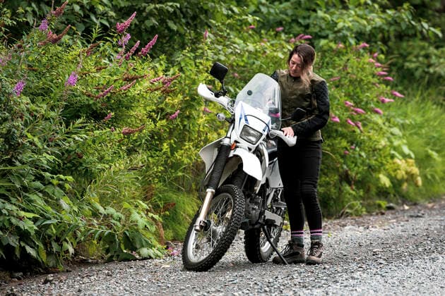 IMAGO Creative: Internationaler Frauenmonat, Gesundheit, Frauen in der Menopause A women takes a break from motorcycle riding and stands with her bike. Canada, British Columbia, Pemberton CR_PSFZ191008B-161888-01