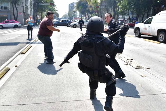 News Bilder des Tages November 5, 2019: EUM20191105SOC07.JPG.CIUDAD DE MEXICO, SecuritySeguridad-CDMX.- Habitantes de un predio habitacional ubicado de Avenida Cuauhtemoc numero 166, en la colonia Doctores de la zona centro de la Ciudad de Mexico, fueron desalojados zona por elementos de seguridad capitalina este 5 de noviembre de 2019. En el proceso se registraron algunas grescas entre policias y vecinos. Foto: Agencia EL UNIVERSALHugo GarciaAFBV  - ZUMAu78_ 20191105_zaf_u78_012 Copyright: xElxUniversalx