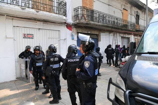 November 5, 2019: EUM20191105SOC09.JPG.CIUDAD DE MEXICO, SecuritySeguridad-CDMX.- Habitantes de un predio habitacional ubicado de Avenida Cuauhtemoc numero 166, en la colonia Doctores de la zona centro de la Ciudad de Mexico, fueron desalojados zona por elementos de seguridad capitalina este 5 de noviembre de 2019. En el proceso se registraron algunas grescas entre policias y vecinos. Foto: Agencia EL UNIVERSALHugo GarciaAFBV  - ZUMAu78_ 20191105_zaf_u78_013 Copyright: xElxUniversalx