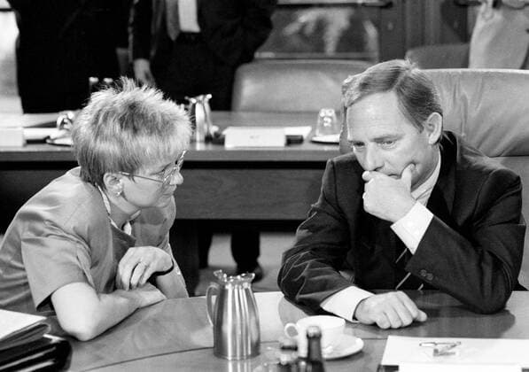Gerda HASSELFELDT , CSU , und Wolfgang SCHAEUBLE , CDU , bei einer Kabinettsitzung im August 1989 Gerda HASSELFELDT , CSU , and Wolfgang SCHAEUBLE , CDU , during a cabinet meeting in August 1989 *** Gerda HASSELFELDT , CSU , and Wolfgang SCHAEUBLE , CDU , at a cabinet meeting in August 1989 Gerda HASSELFELDT , CSU , and Wolfgang SCHAEUBLE , CDU , during a cabinet meeting in August 1989