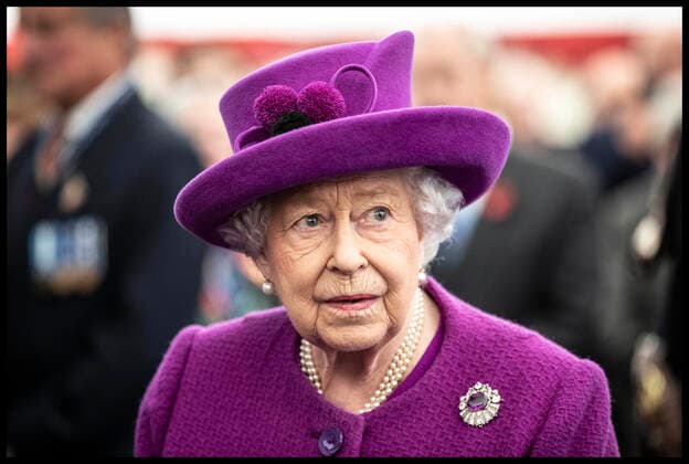 Bilder des Jahres 2019, Entertainment 11 November Entertainment Themen der Woche KW45 . 06 11 2019. Kent, United Kingdom. The Queen visits the Royal British Legion Industries village. The Queen shovels soil into a hole containing a Time capsule not to be opened until 2119 in the grounds of the RBLI village in Kent. Royal British Legion Industries (RBLI) is a national charity supporting Armed Forces personnel and veterans and their families, as well as those with a disability and people who have been long-term unemployed. The charity provides crucial support through accommodation, welfare, training and employment.  xi-Imagesx xPoolx IIM-20364-0005
