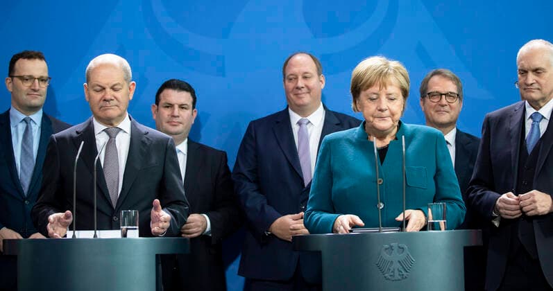News Bilder des Tages Bundeskanzlerin Angela Merkel (R) und Bundesfinanzminister Olaf Scholz (L) bei der uebergabe des Jahresgutachtens 2019 20 ueber die gesamtwirtschaftlichen Entwicklung des Sachverstaendigenrates (SVR) im Kanzleramt in Berlin am 6. November 2019. Jahresgutachten gesamtwirtschaftlichen Entwicklung an die Bundeskanzlerin