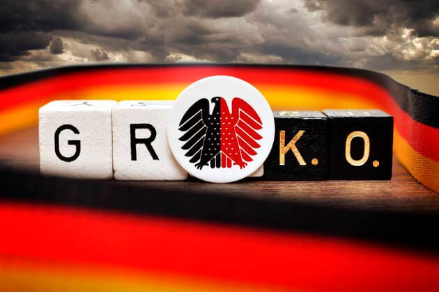 FOTOMONTAGE, BuchstabenwÃ¼rfel bilden den Schriftzug Groko mit Bundesadler vor dunklen Wolken, Symbolfoto fÃ¼r die GroÃŸe Koalition *** PHOTOMONTAGE, letter cubes form the stroke Groko with federal eagle before dark clouds, symbol photo for the large coalition ** NUR FUER REDAKTIONELLE ZWECKE ** EDITORIAL USE ONLY **