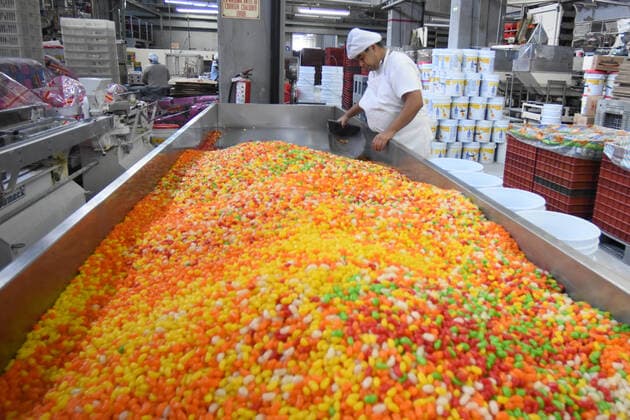 La Giralda: Sweet Factory in Mexico MEXICO CITY, MEXICO - NOVEMBER 6: Details of candy during its manufacture at the La Giralda candy factory. La Giralda is one of most important factory of confectionery dedicate to produce chocolates, candies, sweet gummies, mint sweets, candies, chocolate raisins to distribute this Christmas season. on November 6, 2019 in Mexico City, Mexico  Copyright: xCarlosxTischlerx EYE_3001
