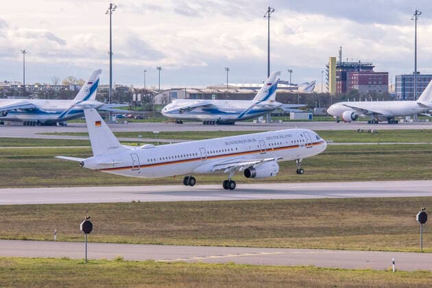 Die Airbus A321-231 (S N 1214, ex. D-AISE Lufthansa Neustadt an der Weinstraße) Registrierung 15+04 der Flugbereitschaft des Bundesministeriums der Verteidigung (Regierungsflieger) zur Touch & Go Landeübung auf dem Flughafen Leipzig Halle bei Schkeuditz. *** The Airbus A321 231 S N 1214, ex D AISE Lufthansa Neustadt an der Weinstraße Registration 15 04 of the Air Mission Wing of the Federal Ministry of Defence Government aircraft for the Touch Go landing exercise at Leipzig Halle Airport near Schkeuditz