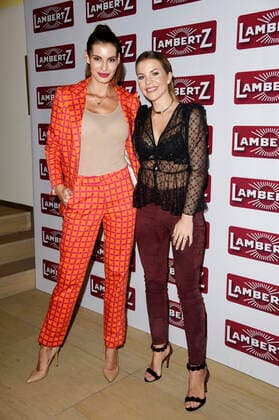 Rebecca Kunikowski und Ina Aogo bei der Vernissage von African Moods zur Präsentation vom Lambertz Fine Art-Kalender 2020 in der Südafrikanischen Botschaft. Berlin, 06.11.2019