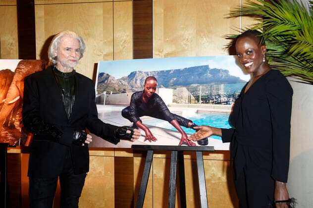 Hermann Bühlbecker und Florence Kasumba bei der Vernissage von African Moods zur Präsentation vom Lambertz Fine Art-Kalender 2020 in der Südafrikanischen Botschaft. Berlin, 06.11.2019