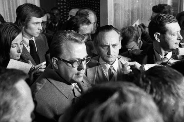 Gespraeche Bahr-Kohl in Bonn 1972 DEU, Deutschland, Bonn: Zu Gespraechen über Abkommen zwischen der Bundesrepublik und der DDR trafen sich Michael Kohl (DDR) und Egon Bahr ( BR Deutschland) am 10.10.1972 in Bonn von zahlreichen Jounalisten begleitet. DEU, Germany, Bonn: Michael Kohl (GDR) and Egon Bahr (BR Germany) met in Bonn on 10.10.1972 for talks about agreements between the Federal Republic and the GDR, accompanied by numerous journalists. NRW