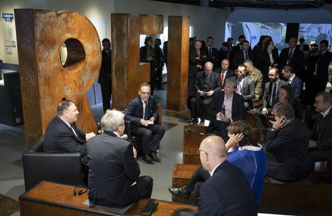 Bundesaussenminister Heiko Maas, SPD, und US Aussenminister Mike Pompeo besuchen das Zeitgeschichtlichen Forum in Leipzig. Hier im Gespraech mit Zeitzeugen. 07.11.2019 Leipzig Deutschland