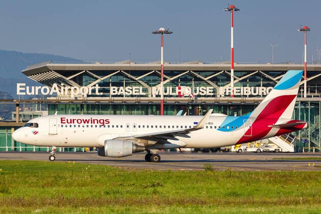 Eurowings Airbus A320 Flugzeug Flughafen Basel Mulhouse Mulhouse, Frankreich - 31. August 2019: Ein Airbus A320 der Eurowings Europe mit dem Kennzeichen OE-IEU auf dem Flughafen EuroAirport Basel Mulhouse (EAP) in Frankreich.