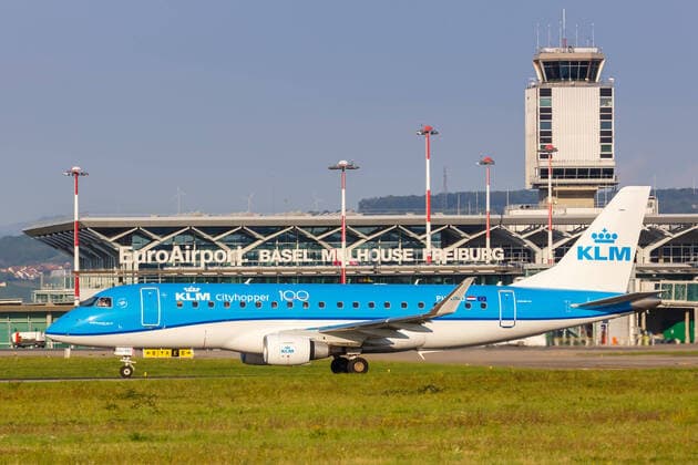 KLM cityhopper Embraer 175 Flugzeug Flughafen Basel Mulhouse Mulhouse, Frankreich - 31. August 2019: Ein Embraer 175 der KLM cityhopper mit dem Kennzeichen PH-EXJ auf dem Flughafen EuroAirport Basel Mulhouse (EAP) in Frankreich.