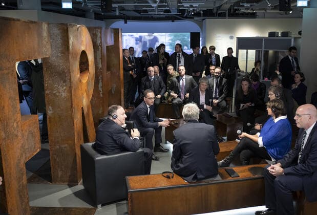 Bundesaussenminister Heiko Maas, SPD, und US Aussenminister Mike Pompeo besuchen das Zeitgeschichtlichen Forum in Leipzig. Hier im Gespraech mit Zeitzeugen. 07.11.2019 Leipzig Deutschland