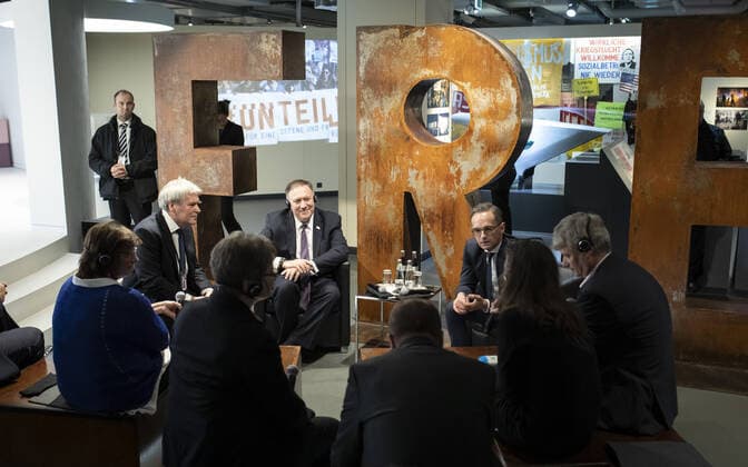 Bundesaussenminister Heiko Maas, SPD, und US Aussenminister Mike Pompeo besuchen das Zeitgeschichtlichen Forum in Leipzig. Hier im Gespraech mit Zeitzeugen. 07.11.2019 Leipzig Deutschland
